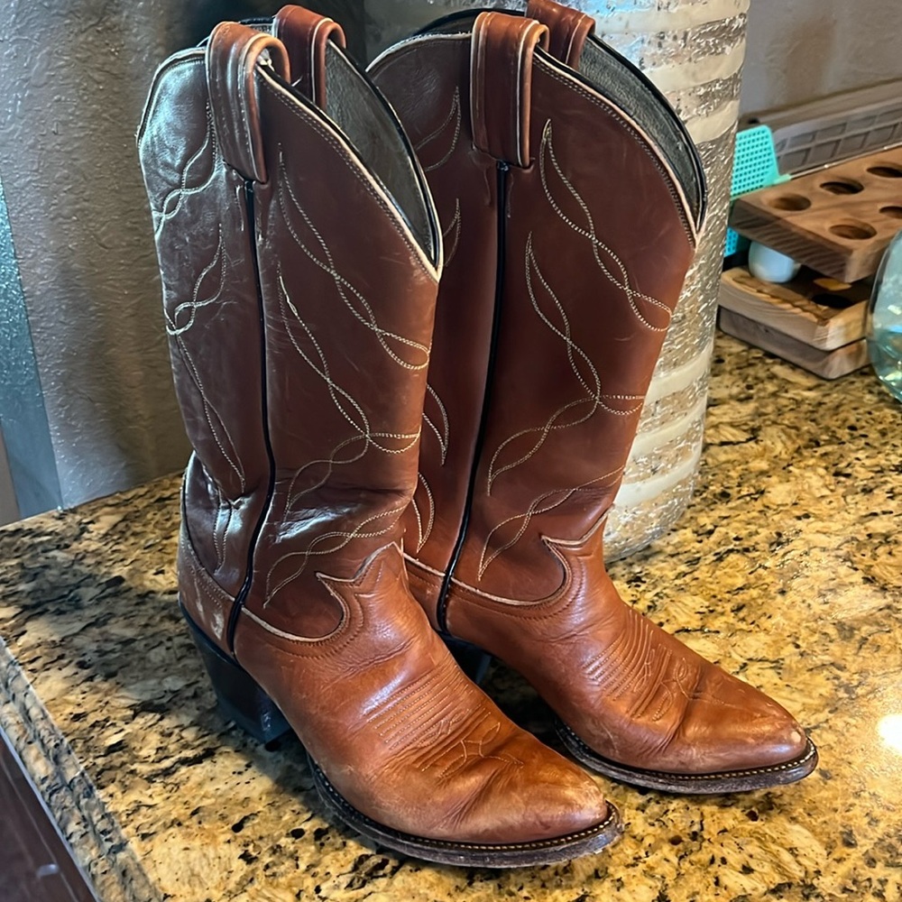 Women’s vintage Tony Lama cowboy boots size 5.5